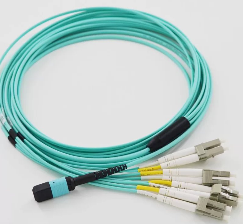 Masterlan fiber optic MPO patch cord, MPOupc female/4xLCupc duplex, MM, OM4, 8, Typ B, 1m